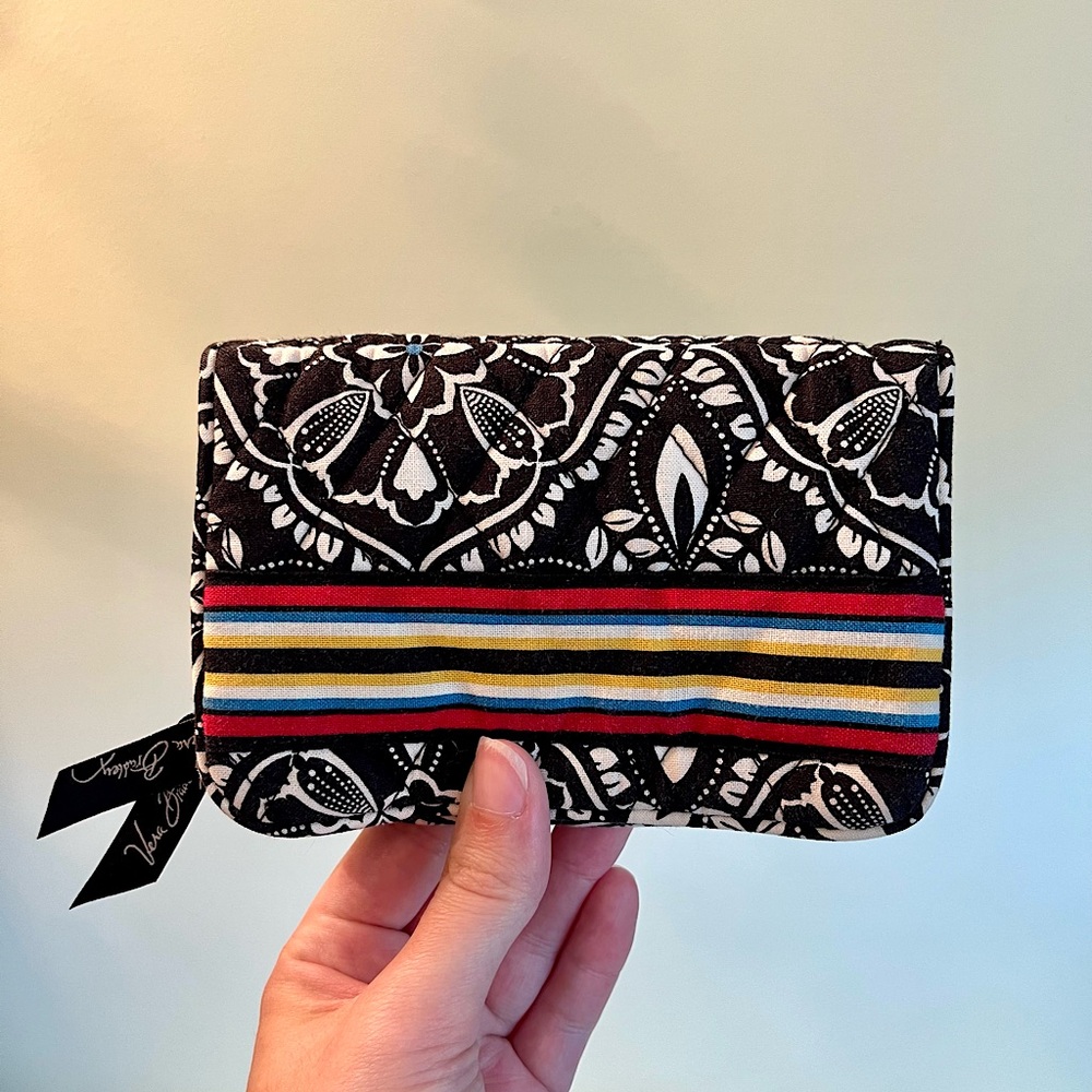 Vera Bradley Barcelona Bifold
Wallet With Kiss Clasp Coin Pocket
& Carabiner